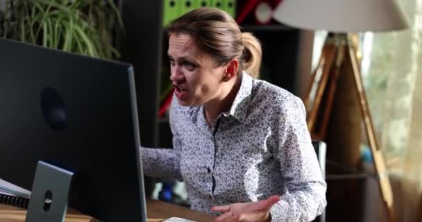 Kızgın Kadın Ofisteki Bilgisayara Bağırıp Küfür Ediyor Kötü Haber Finansal — Stok video