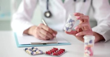 Doktor elleri ilaç tutar ve reçete yazar. Sağlık ve ilaç