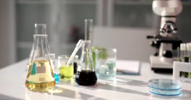 Laboratuvarda araştırma için sarı şeffaf sıvı ve siyah ham petrollü mataralar. Kimyasal deneyler ve deneyler kavramı