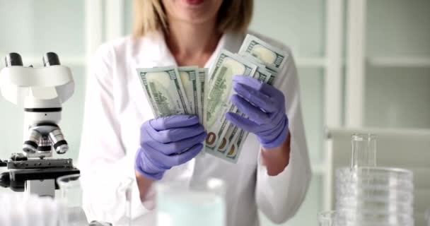 Pesquisador Com Grande Soma Dólares Vendeu Pesquisa Científica Para Laboratório — Vídeo de Stock