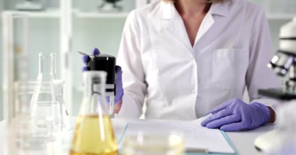 Medisch Onderzoek Chemicus Schrijven Chemische Testresultaten Stempelen Documenten Klinische Biologie — Stockvideo