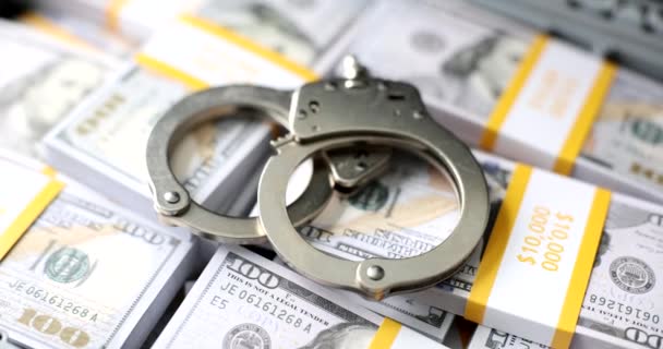 Polisens Handbojor Ligger Många Dollarsedlar Brottslig Rättvisa Och Pengar — Stockvideo