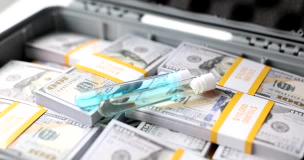 Δοκιμαστικοί Σωλήνες Μπλε Διαφανές Υγρό Εμβόλιο Φάρμακο Βαλίτσα Δολάρια Πώληση — Αρχείο Βίντεο
