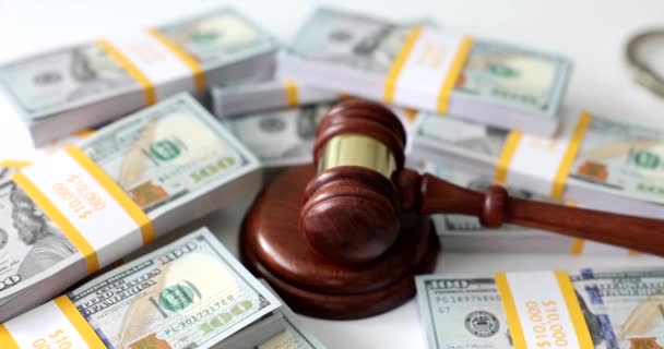 Martillo Judicial Sobre Dinero Dólares Delitos Financieros Confiscación Bienes Fondos — Vídeos de Stock