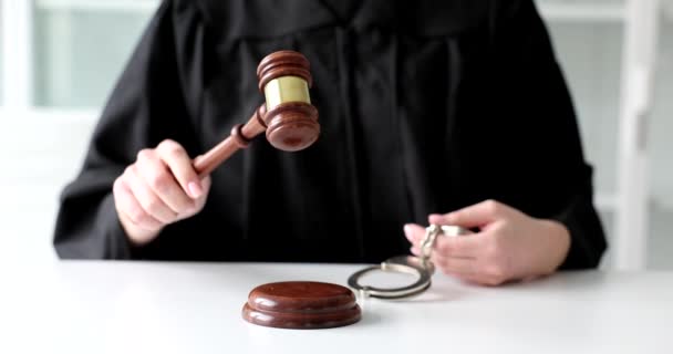 Суддя Постукає Данину Тримає Наручники Справедливість Арешт Залі Суду — стокове відео