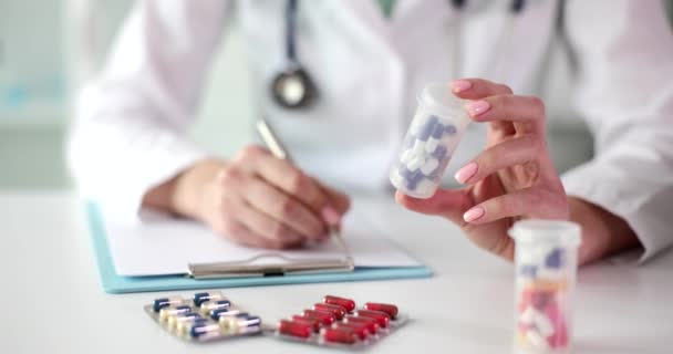 Artsenhanden Houden Medische Pillen Vast Schrijven Recepten Uit Gezondheidszorg Medicatie — Stockvideo