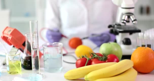 Kobieta Naukowiec Pracuje Analizuje Owoce Mandarynki Dla Toksyn Gmo Badania — Wideo stockowe