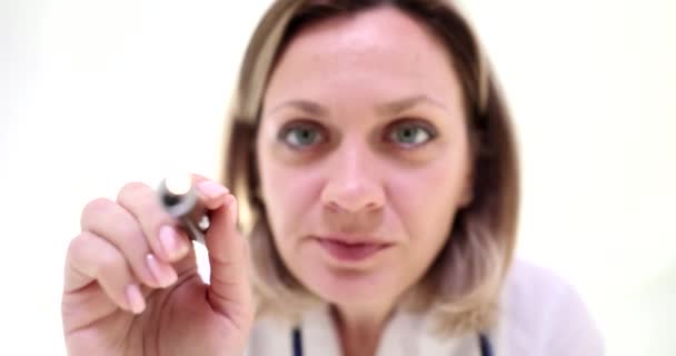 Lekarz Świeci Laserem Oko Pacjenta Problemy Wizją Koncepcja Diagnozy — Wideo stockowe