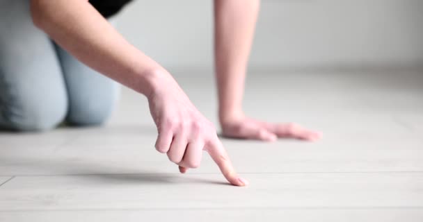 床面に指で触れるほこりを閉じます 家の中のほこりを防ぐ — ストック動画
