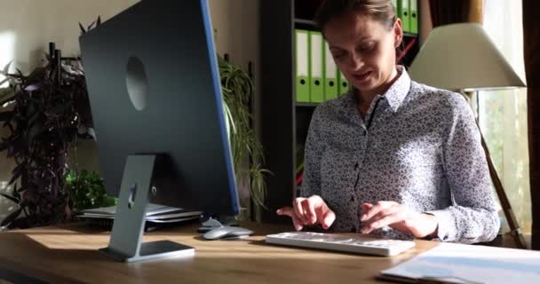 白色现代键盘上的女性打字信息 办公室职员忙着拟备电脑月报 — 图库视频影像