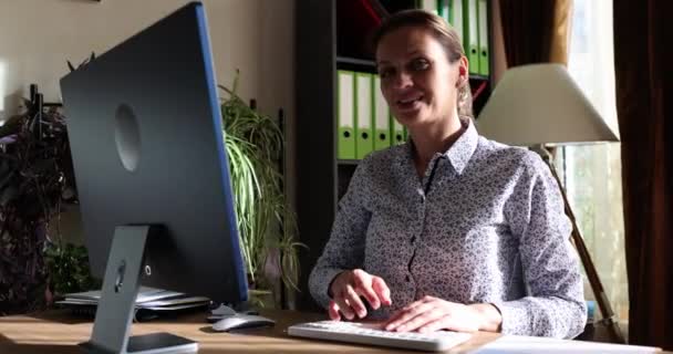 Gülümseyen Kadınının Portresi Yeni Çalışanı Selamlamak Için Elini Uzatıyor Yönetici — Stok video