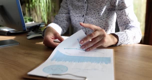Businesswoman Prepares Reports Graphs Charts Analytics Business Annual Report Concept — Vídeo de Stock