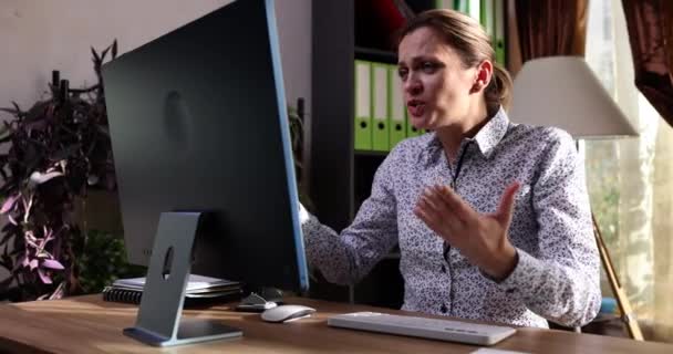 Mujer Negocios Jefe Gerente Está Sentado Con Computadora Gritando Con — Vídeos de Stock