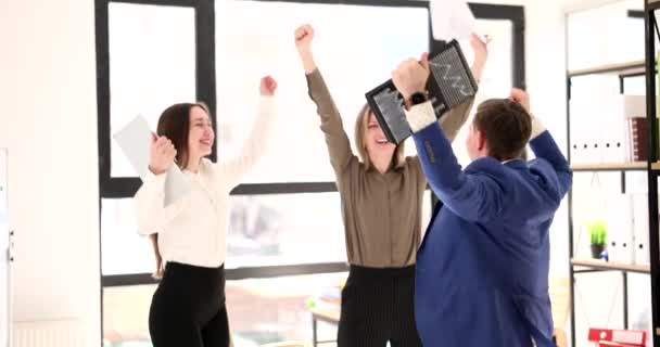Деловые Люди Радуются Танцуют Рабочем Кабинете Кино Замедленной Съемки Концепция — стоковое видео