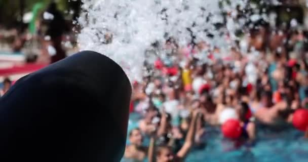 Turistlerin Arka Planında Köpük Partisi Köpük Topu Var Otel Havuzunda — Stok video