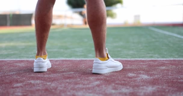 パドルテニス選手の足の近くにボールをバウンス テニスの試合に出る準備 — ストック動画
