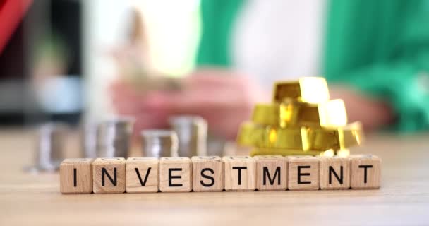 Monety Sztabki Czystego Złota Oraz Inwestycje Napisem Dochód Finansowy Opłacalny — Wideo stockowe
