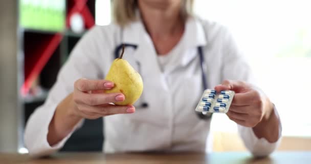 Nutricionista Ofrece Opción Fruta Pera Píldora Médica Metabolismo Medicamentos Para — Vídeos de Stock