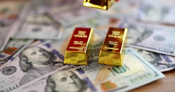 Mano Mette Lingotto Oro Sulle Banconote Dollaro Investimenti Metalli Preziosi — Video Stock