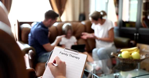 Familienpsychologe Bei Einer Psychotherapie Sitzung Mit Familie Mit Kind Familientherapiepsychologisches — Stockvideo