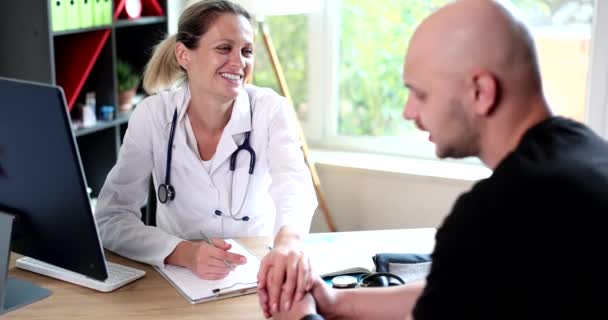 Smiling Woman Urologist Supports Man Erectile Dysfunction Problems Potency Disorder — Vídeos de Stock