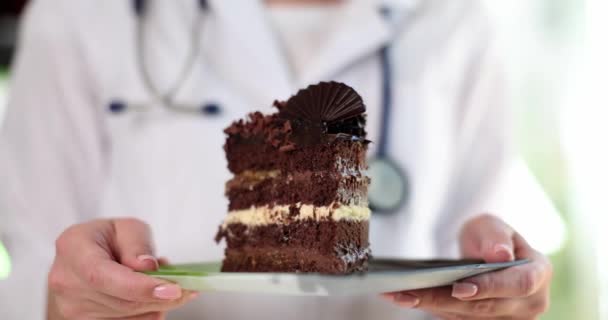 Doktor Ernährungskosmetologe Enthält Reste Von Schokoladenkuchen Der Brust Schaden Durch — Stockvideo