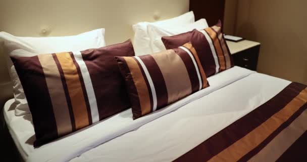 Luxurious Bed Pillow Striped Linens Room Bed Cozy Hotel — Stockvideo