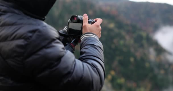 Photographer Takes Pictures Camera Natural Landscape Morning Mountain Fog Creative — Stockvideo