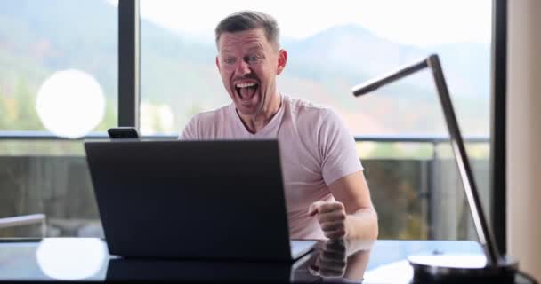 Щасливий Фрілансер Бізнесмен Святкує Можливість Отримувати Чудові Новини Електронною Поштою — стокове відео