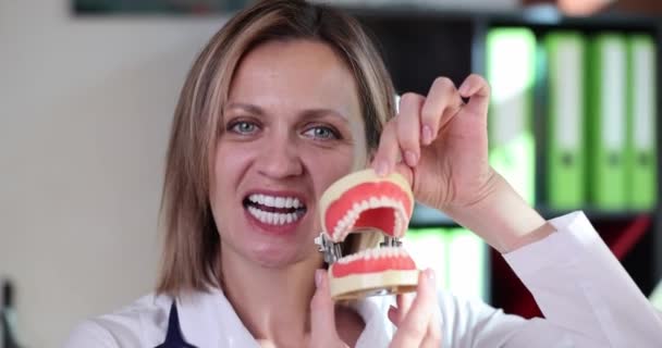 Χαμογελώντας Οδοντίατρος Στην Οδοντιατρική Κλινική Δείχνει Όμορφο Σαγόνι Ίσια Δόντια — Αρχείο Βίντεο