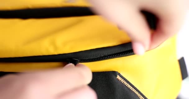 Hand Closes Yellow Sack Backpack Closeup Hand Closes Padlock Travel — ストック動画