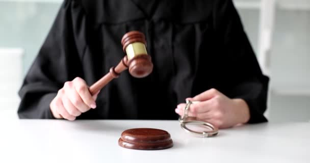 Суддя Стукає Данину Залі Суду Тримає Наручники Правосуддя Правова Система — стокове відео