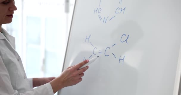 Les Scientifiques Écrivent Une Formule Chimique Sur Tableau Blanc Laboratoire — Video