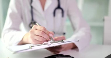 Doktor kardiyolog dergilerde tıbbi kayıtlar yapıyor. Pratisyen terapist tıbbi belgeleri doldurur hasta anketi ve reçeteli ilaç geçmişi