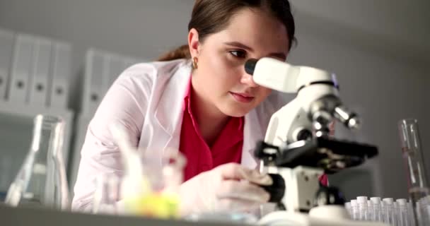 Eğitim Laboratuarındaki Bayan Öğrenci Mikroskop Görüntülerini Yakından Inceliyor Sıvı Kimya — Stok video