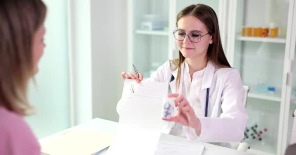 Dokter Vrouwelijke Arts Geeft Recept Voor Patiënt Medische Pillen Closeup — Stockvideo