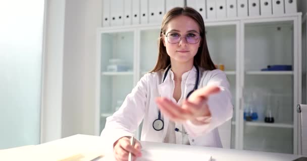 Medical Doctor Offers Helping Hand Clinic Closeup Doctor Ready Examine — Stock video