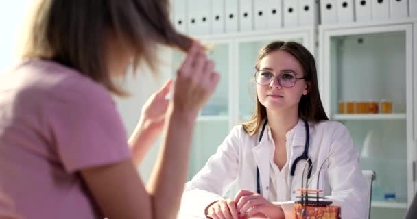 Doctor Trichologist Looks Split Ends Female Patient Clinic Pharmacological Products — Vídeos de Stock