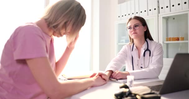 Γυναικολόγος Ογκολόγος Βοηθά Γυναίκα Αντιμετωπίσει Άγχος Ασθενής Κλαίει Στο Γιατρό — Αρχείο Βίντεο
