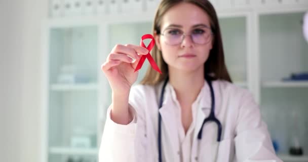 Inmunólogo Enfermedades Infecciosas Sosteniendo Una Cinta Roja Las Manos Vih — Vídeo de stock