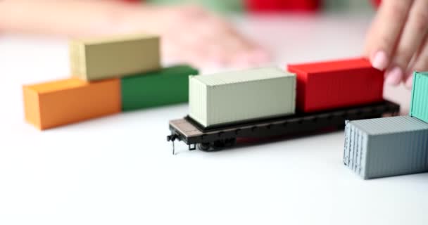 Zabawkowy Pociąg Towarowy Przewożący Kontenery Ładunkiem Logistyka Transporcie Kolejowym — Wideo stockowe