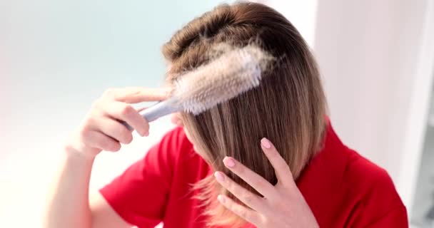 Genç Bir Kadın Saçını Tarar Sık Sık Düşer Saç Dökülmesi — Stok video