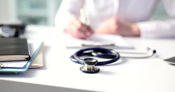 Lekarz Mundurze Robi Notatki Aktach Medycznych Recepta Leki Ubezpieczenie Zdrowotne — Wideo stockowe