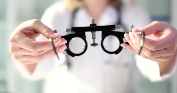 Руки Врача Медицины Дают Пациенту Очки Выбора Очков Офтальмология Коррекции — стоковое видео