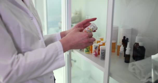 Farmacêutico Doutor Escolhe Comprimidos Médicos Armário Clínica Farmácia Escolha Seleção — Vídeo de Stock