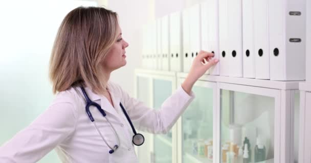 Une Femme Médecin Infirmière Sélectionne Sort Dossier Blanc Avec Des — Video