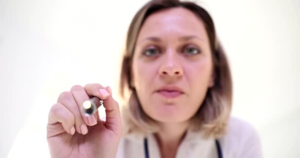 Anestezi Uzmanı Canlandırıcı Hastanın Gözlerine Feneri Tutar Bilinç Kaybı Baygınlık — Stok video
