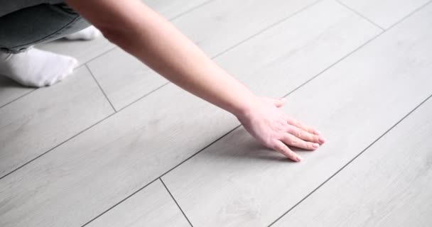 Γυναίκα Δείχνει Δάχτυλο Βρωμιά Στο Πάτωμα Laminate Closeup Καθαρισμός Διαμερισμάτων — Αρχείο Βίντεο
