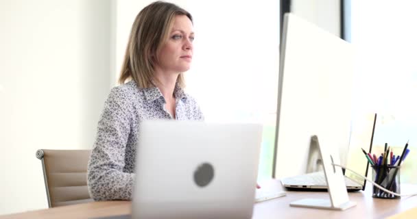 Mujer Negocios Enfocada Que Trabaja Escritorio Oficina Creativa Programador Multitarea — Vídeos de Stock