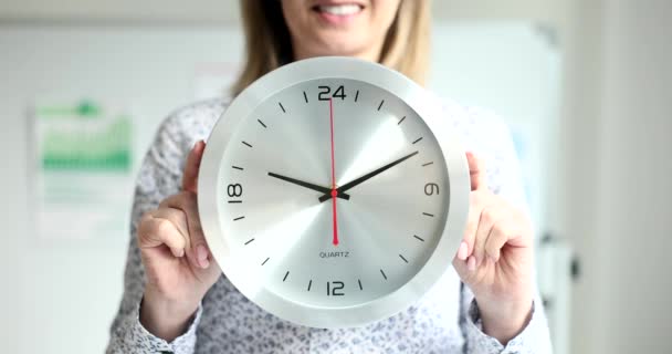 大きなダイヤルで時計を保持ビジネスマン女性Seoマネージャー 時間管理の課題と勤務時間の管理 — ストック動画